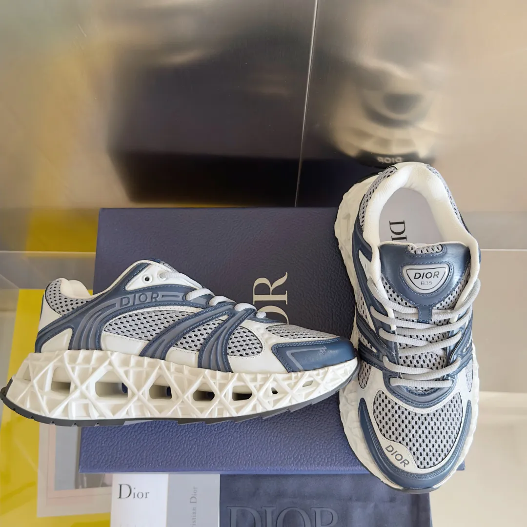 【DIOR】P:800💰 Men's 39-44. (Male 45.46 custom-made) Dior kawa Dior joint 2025ss casual sports shoes‼ ️ Reinterpret running shoes with dior’s haute couture style. b35 is made of fine-textured leather and mesh fabric materials. It can be worn in all seasons, is comfortable and breathable, and has many lines on the shoe body to outline details. It has a full retro three-dimensional feel and can create a casual look all year round!